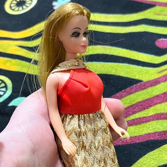 Vintage 1970’s Topper Dawn 6” Fashion Doll in Original Red and Gold Zigzag Dress - Picture 4 of 16